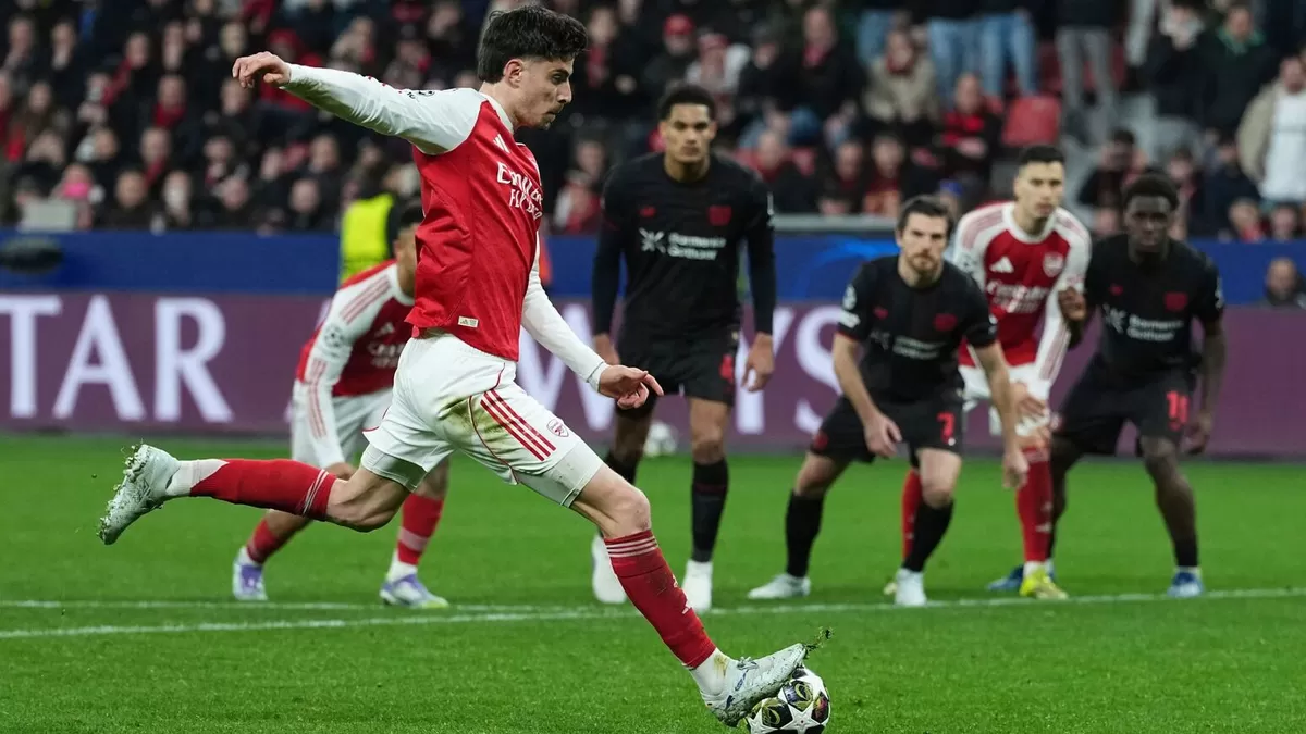 Kai Havertz mencetak gol penalti melawan Bayer Leverkusen di 16 besar UEFA Champions League 2026.  (skysports.com)
