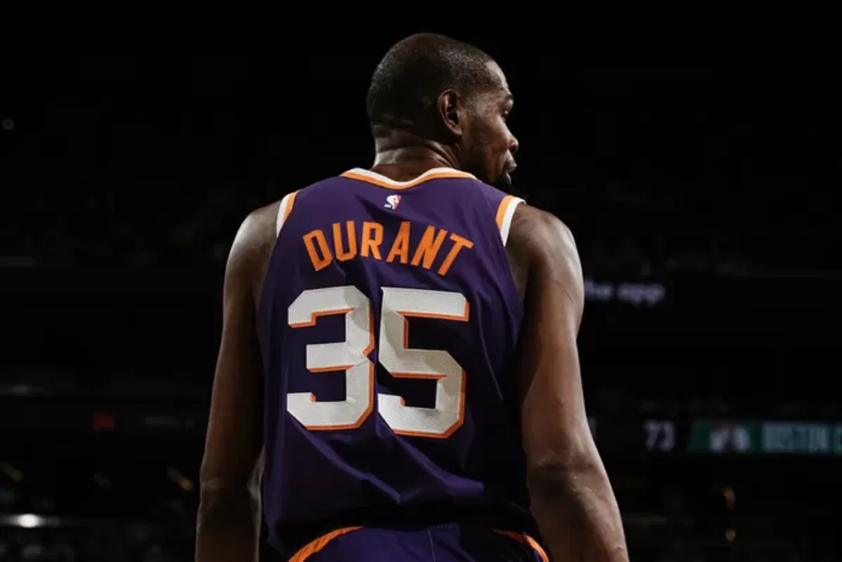  Langkah Kevin Durant menuju jajaran elit NBA semakin dekat. Bintang berusia 37 tahun itu kini hanya membutuhkan 69 poin lagi untuk melampaui Michael Jordan dan menembus lima besar pencetak poin. (britannica)