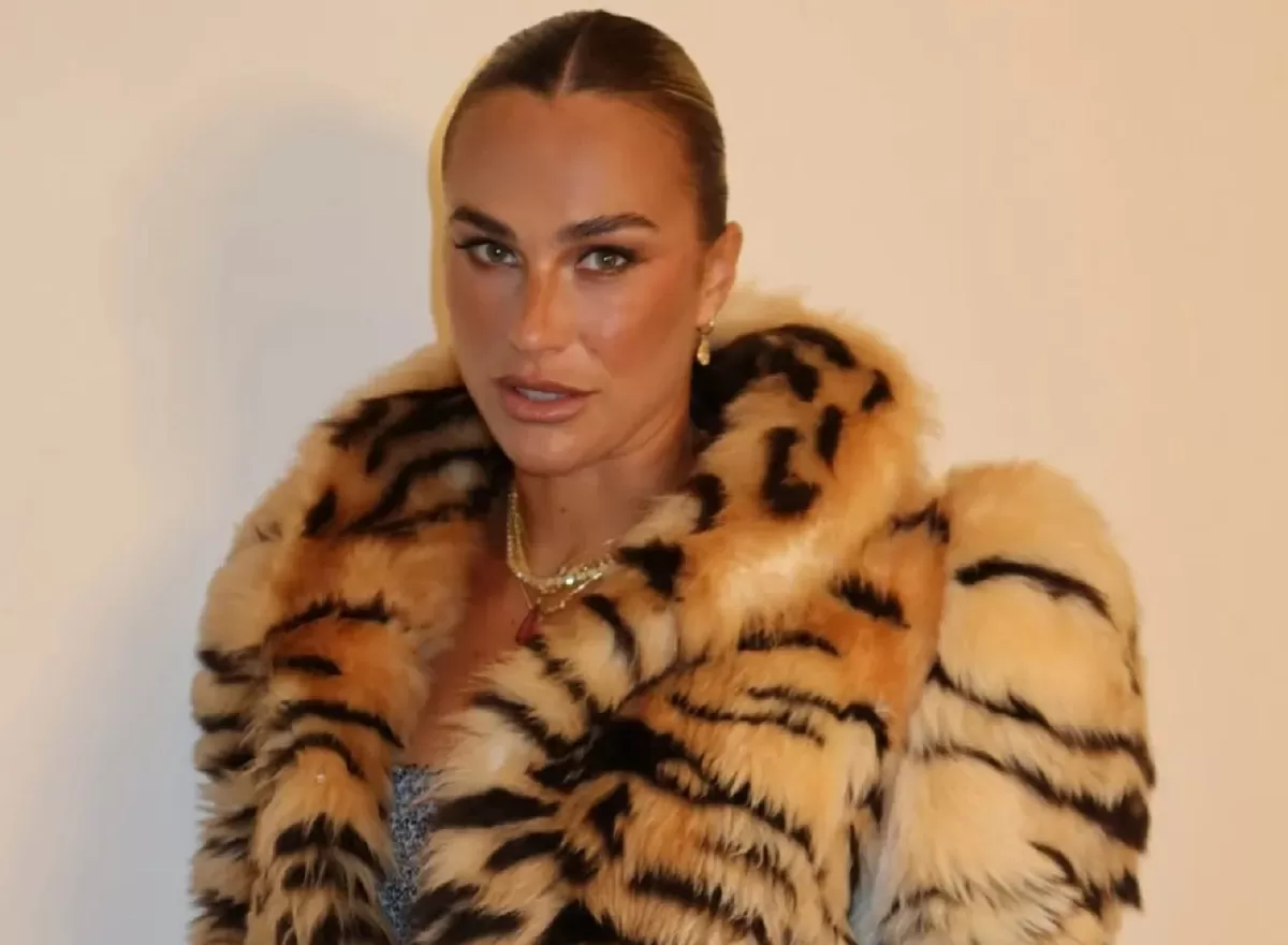 Juara Grand Slam empat kali, Sabalenka, terlihat mengenakan mantel bulu bermotif harimau. (instagram @arynasabalenka)
