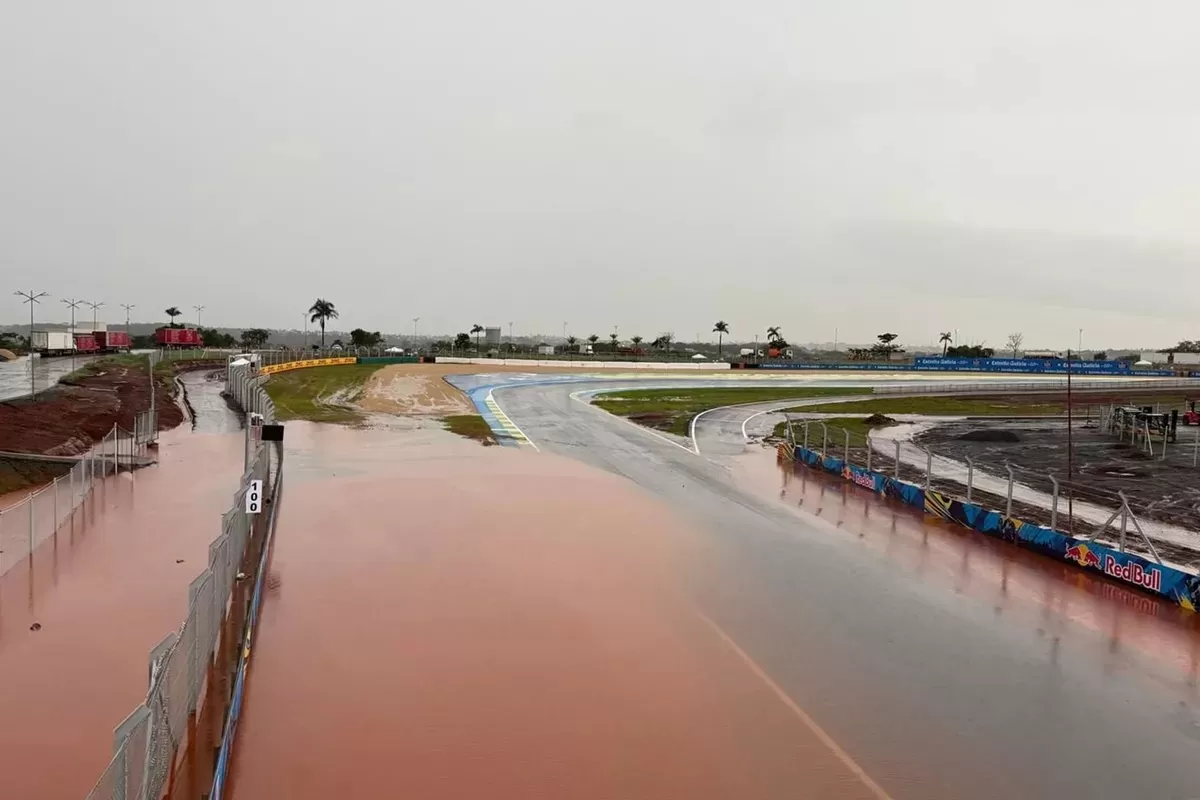 Hujan lebat bikin Sirkuit Goiania tergenang air. Petugas bekerja keras membersihkan sirkuit.  (Motorsport.com)