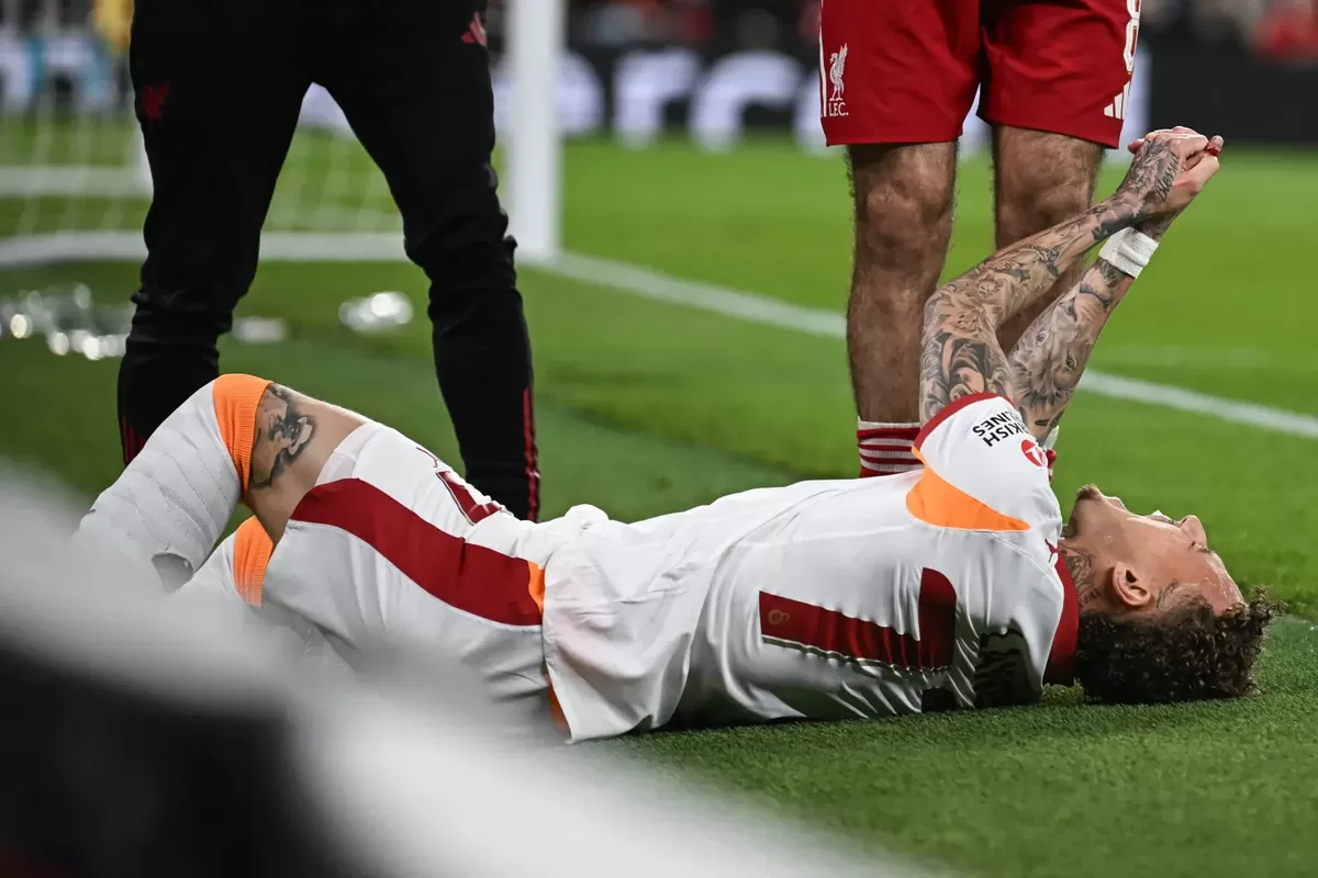 Bintang Galatasaray, Noa Lang, mengalami cedera parah di jari setelah menabrak reklame.