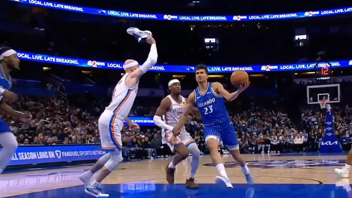 Alex Caruso mengayunkan sepatunya saat mencoba melakukan layup pada Selasa, 17 Maret lalu. (Chaz NBA / YouTube)
