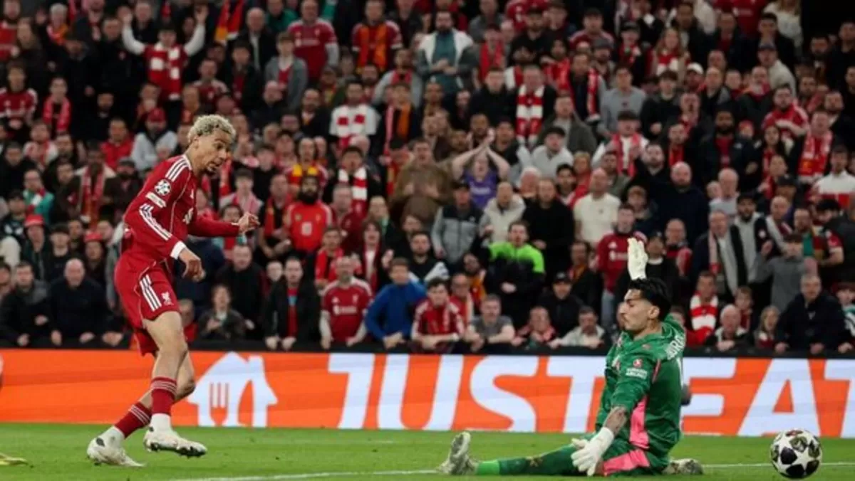 Pemain muda Liverpool, Hugo Ekitike menjebol jala Galatasaray dari jarak dekat.  (REUTERS)