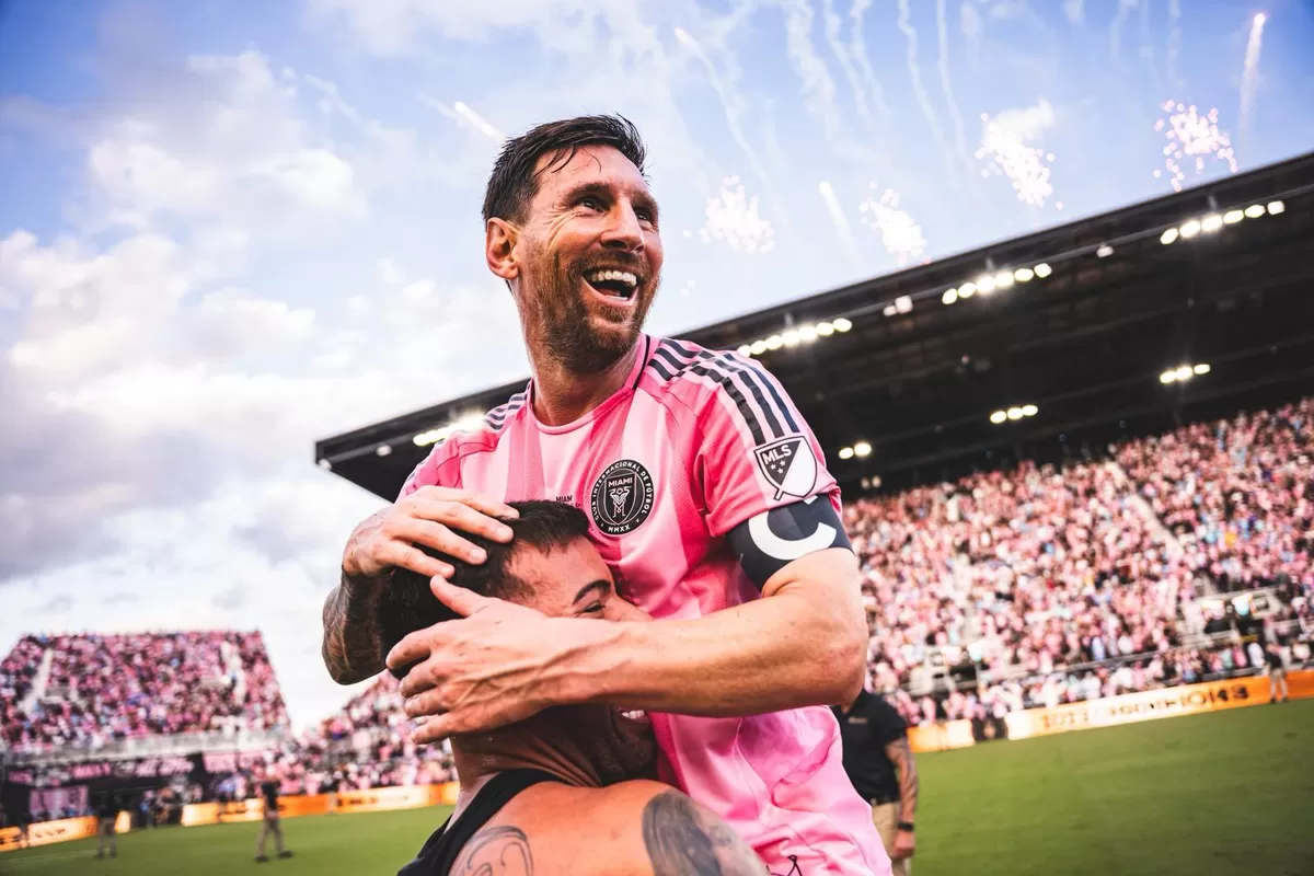 Lionel Messi hanya membutuhkan 95 pertandingan lebih sedikit daripada Ronaldo untuk mencapai 900 gol.