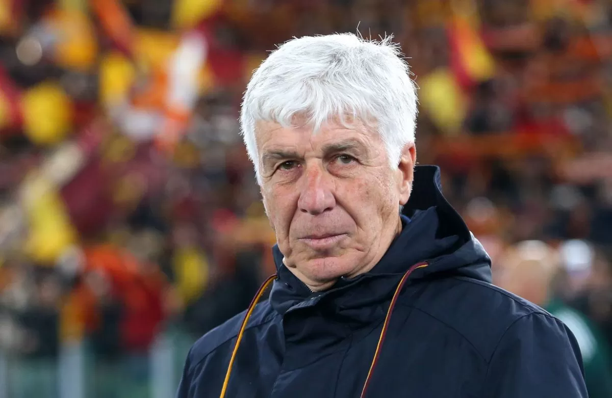 Pelatih Gian Piero Gasperini menikmati pertandingan Roma vs Bologna. 