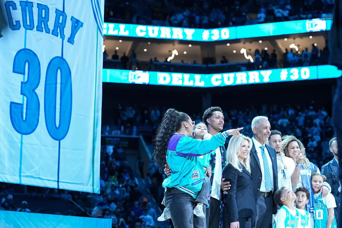 Upacara penghormatan untuk Dell Curry yang dihadiri oleh keluarga besar. Jersey nomor 30 akhirnya diabadikan Charlotte Hornets di Spectrum Center.  (APNews)