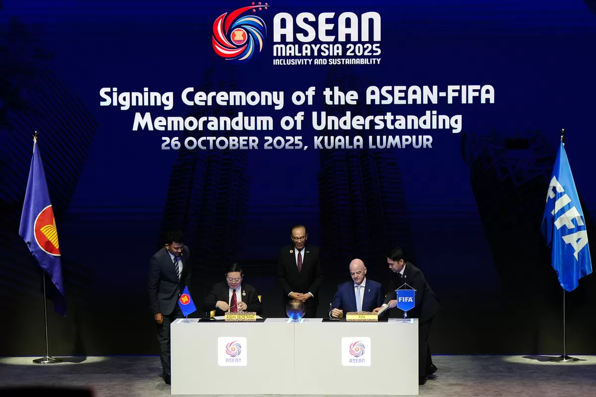 Presiden FIFA Gianni Infantino bersama Perdana Menteri Malaysia Yang Mulia Anwar Ibrahim dan Sekretaris Jenderal ASEAN Kao Kim Hourn dalam upacara penandatanganan Nota Kesepahaman ASEAN-FIFA. (Mohd Syafiq Bin Azahari)