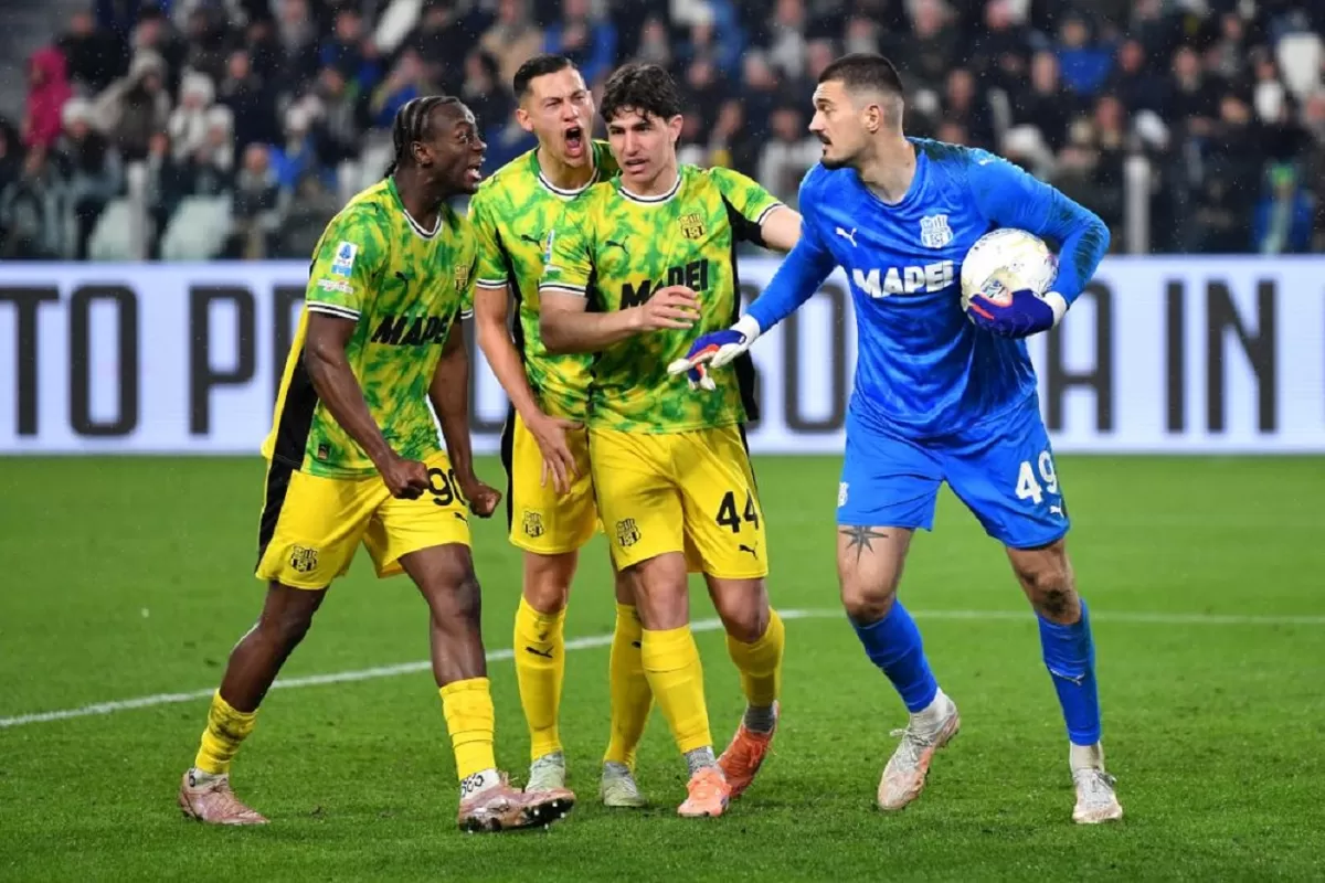 Kiper Sassuolo Arijanet Muric tampil gemilang melawan Juventus.