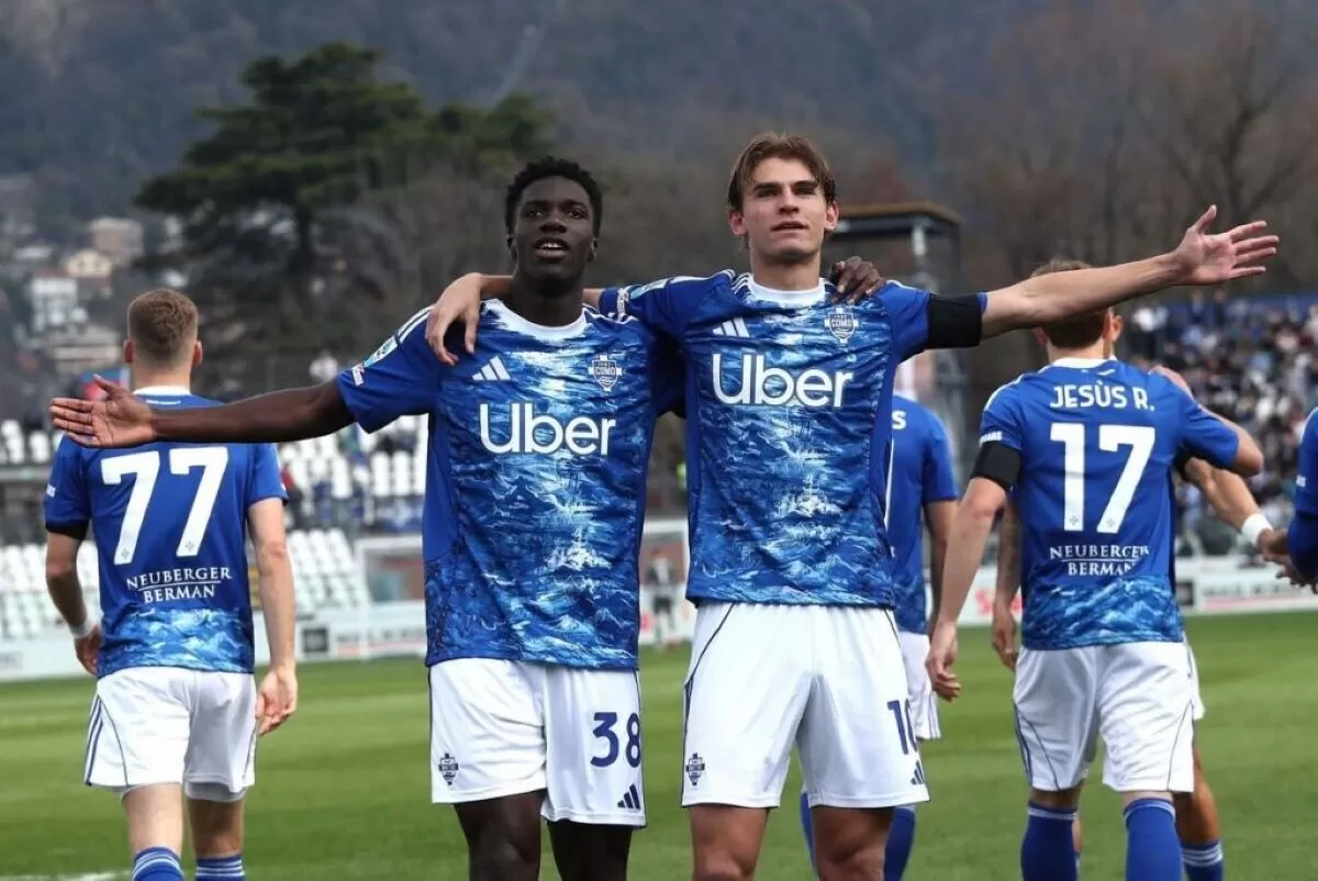 Assane Diao dan Nico Paz (kanan) bawa kemenangan bagi Como saat melawan Pisa.  (Marco Luzzani/Getty Images)