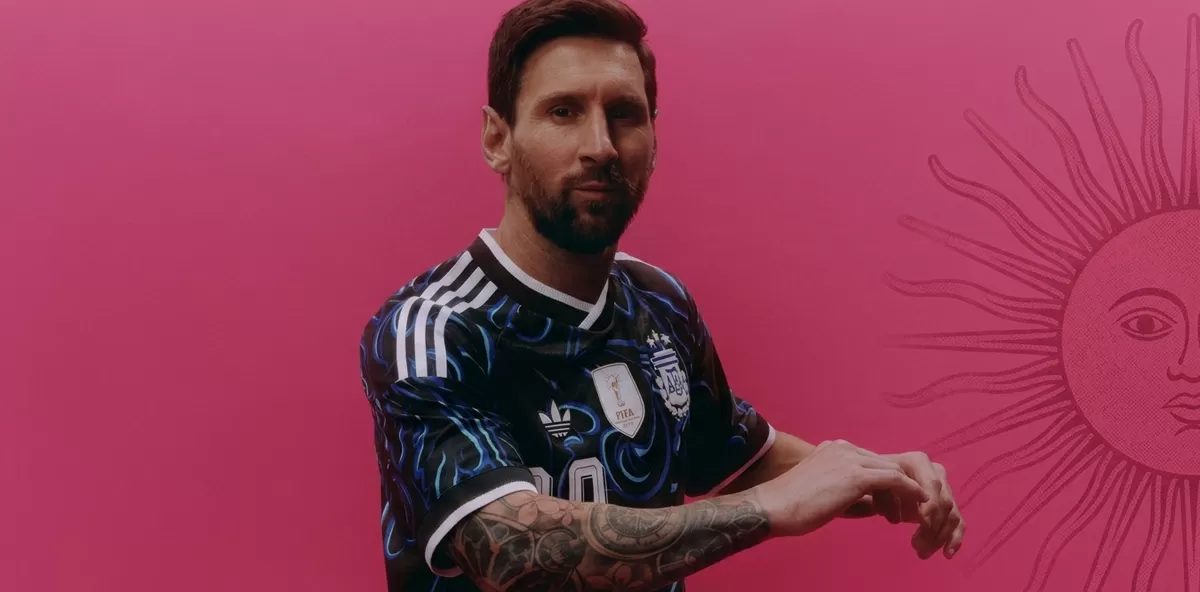Bintang Argentina, Lionel Messi menggunakan jersei tandang terbaru negaranya. (The Kitman)