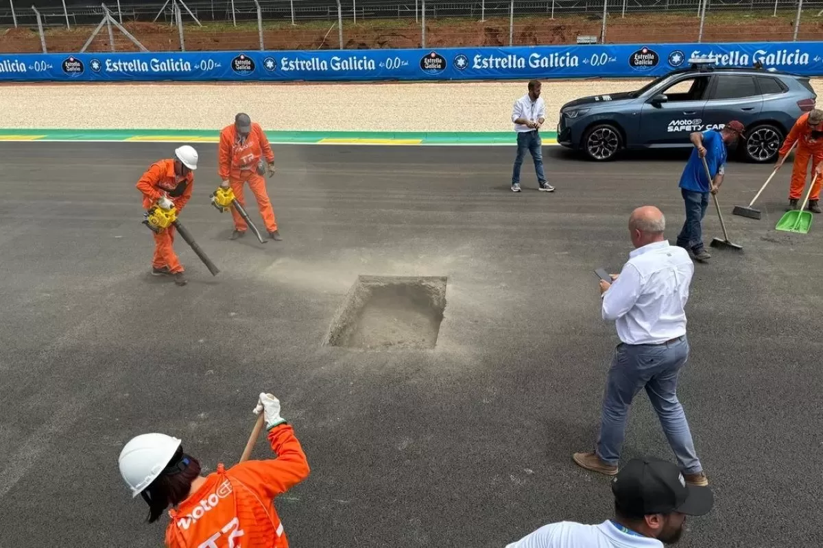 Perbaikan lubang di sirkuit Goiania saat pelaksanaan MotoGP Brasil (German Garcia)