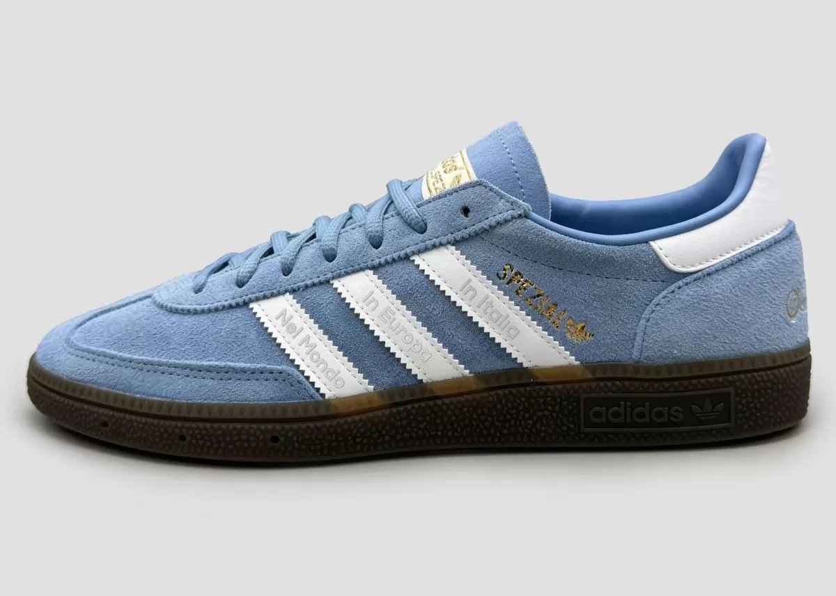 Spezial Semm Cumasch Premium dengan frasa di tiga strip di permukaan sepatu (Comofootball)