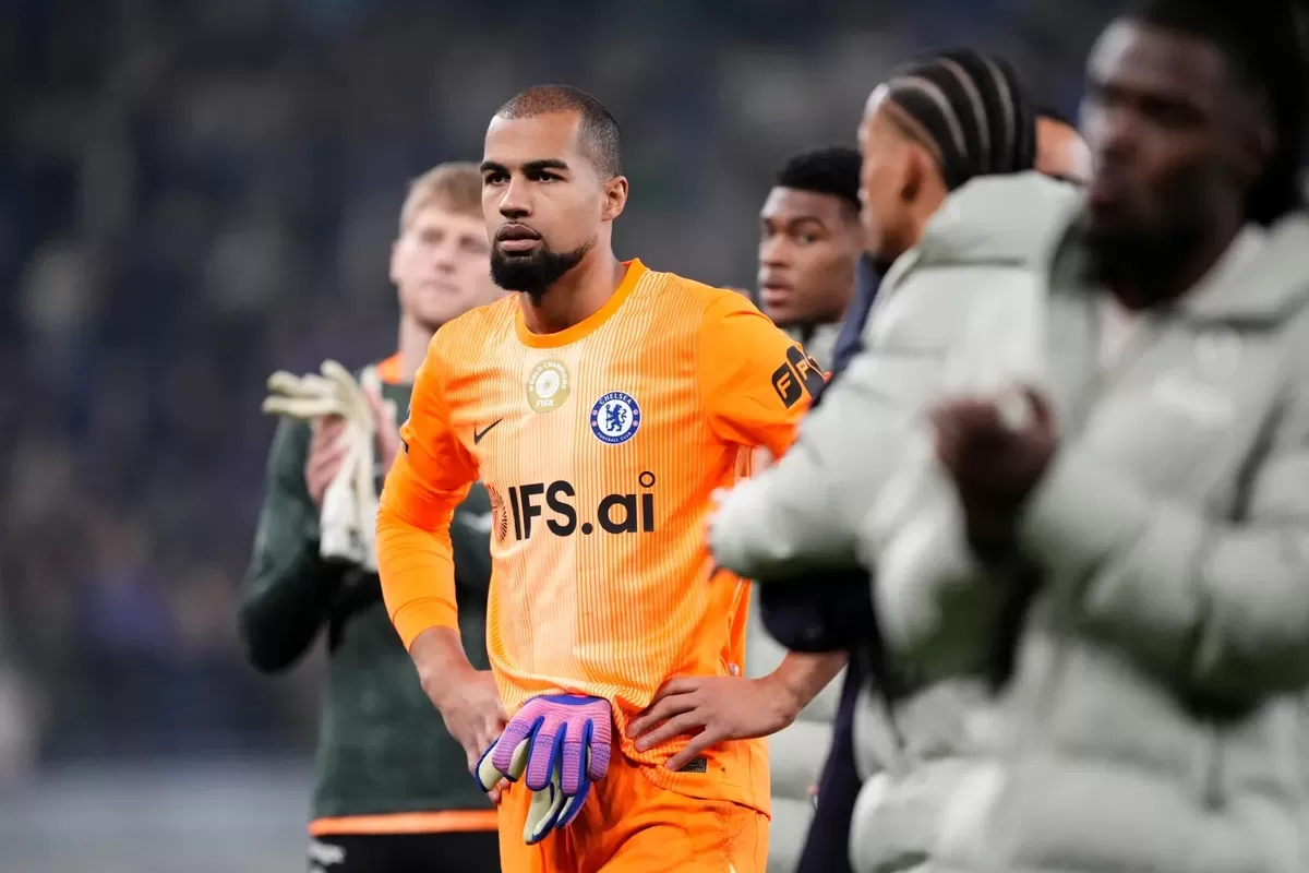 Kiper Chelsea Robert Sanchez bisa dibilang bersalah atas gol Beto di babak pertama.