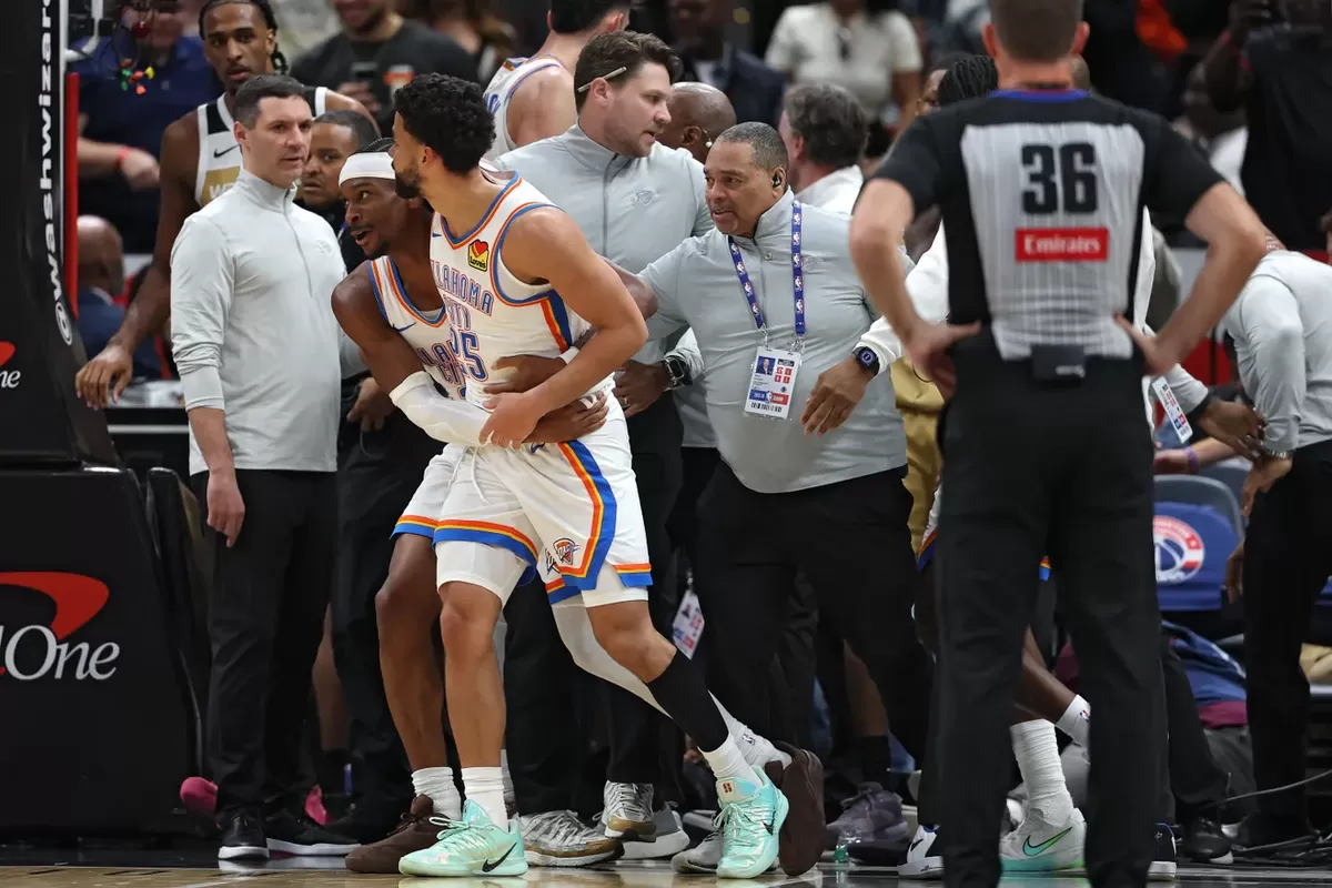 Pemain Thunder, Ajay Mitchell ditarik keluar rekan setimnya Shai Gilgeous Alexander dari kerumunan keributan dalam pertandingan 21 Maret lalu melawan Washington Wizards di Capital One Arena.  (usatoday.com)