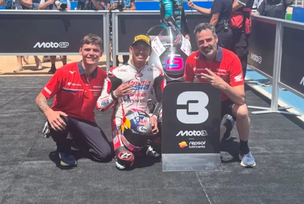 Veda Ega Pratama raih podium 3 kelas Moto3 di GP Brasil. Ini jadi podium pertama Indonesia di Moto3. (@honda_team_asia)