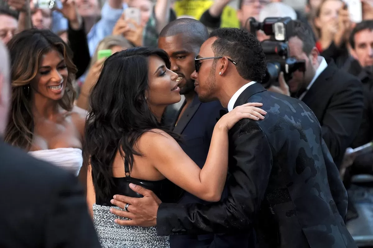 Lewis Hamilton dan kekasih barunya, Kim Kardashian berbagi kemesraan.