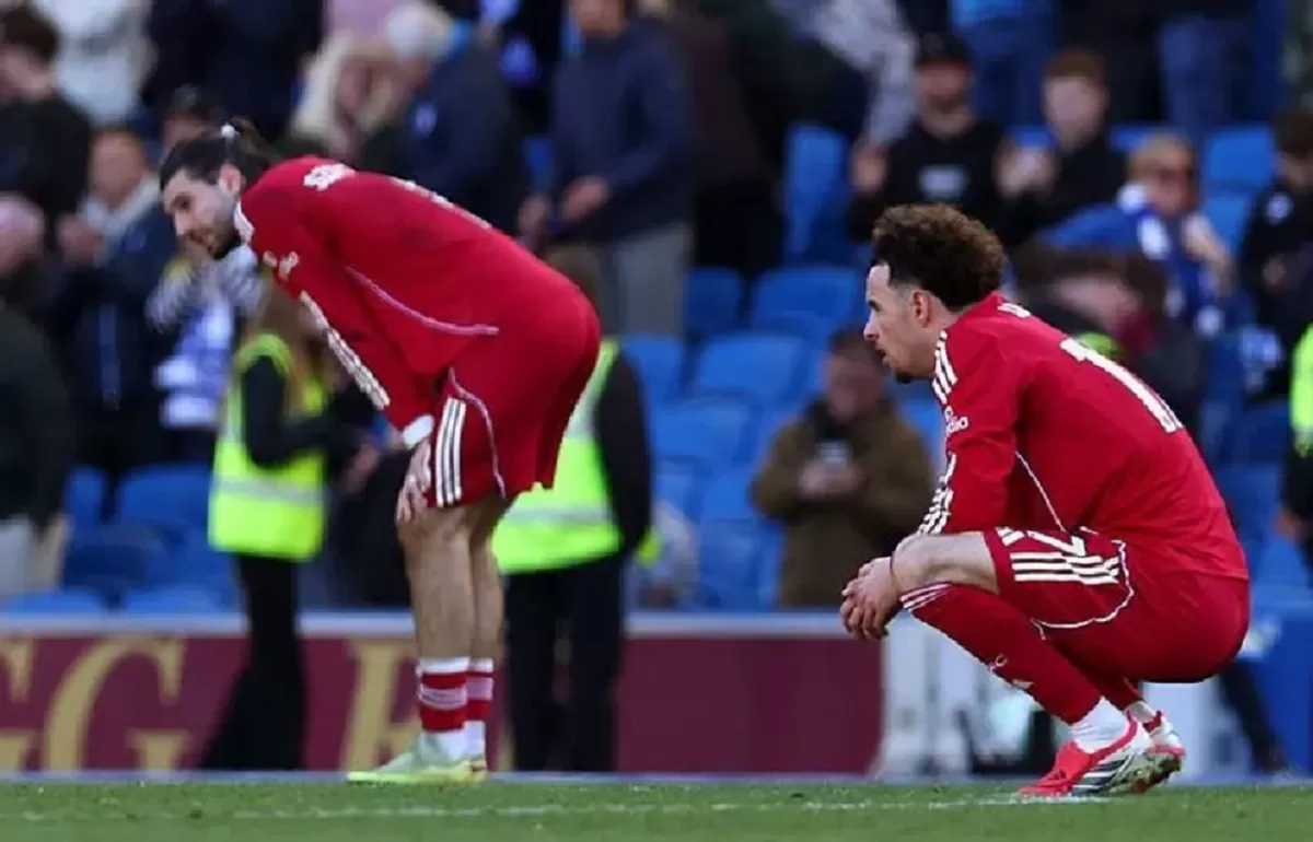 Pemain Liverpool tertunduk lesuh saat ditekuk Brighton 2-1