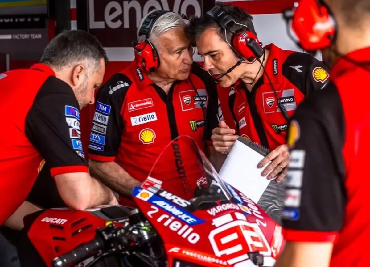 Manajer Tim Ducati Davide Tardozzi (tengah)  (@ducaticorse)
