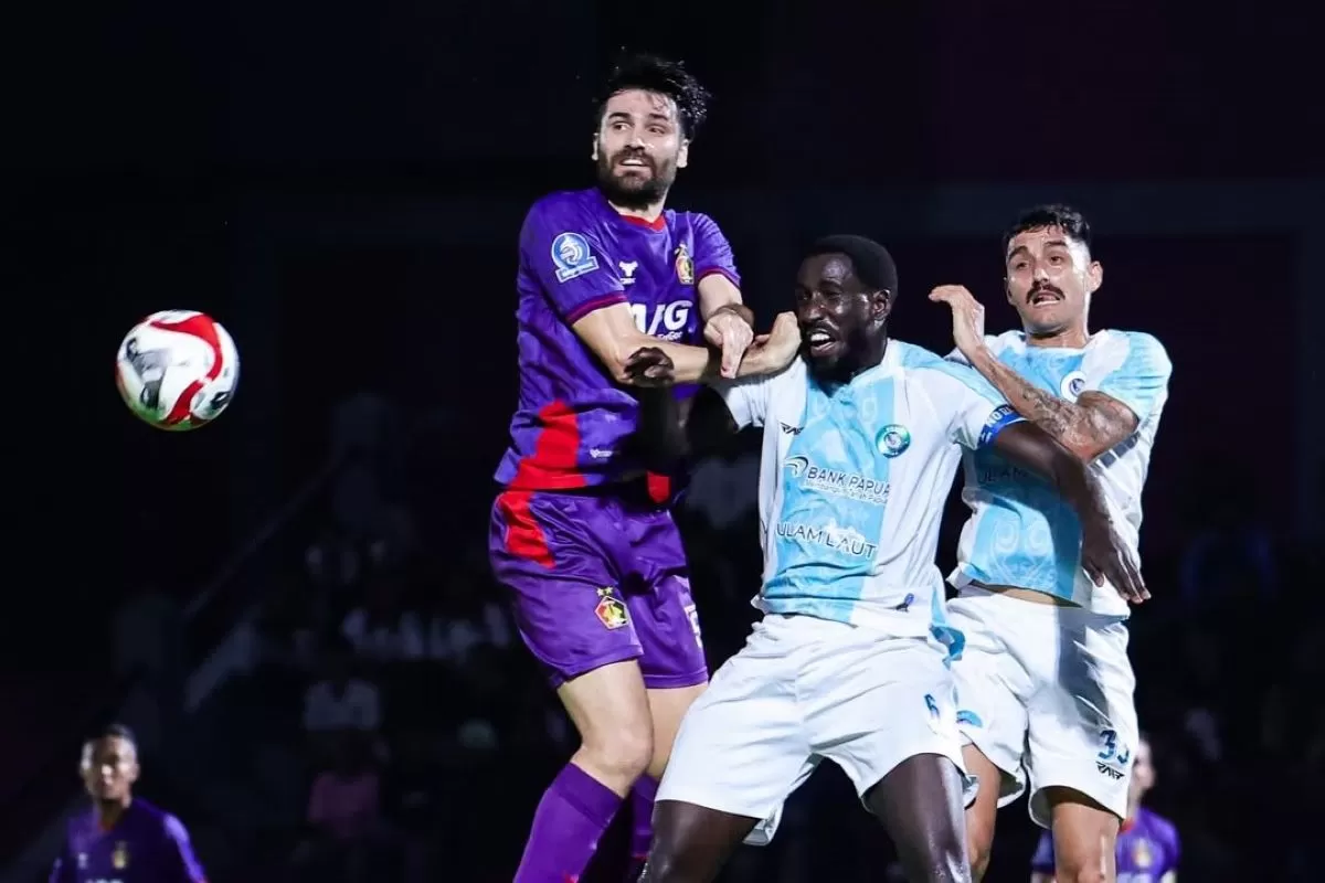 Pemain Persik Kediri, Jon Toral diadang dua pemain PSBS Biak (@persikfcofficial)