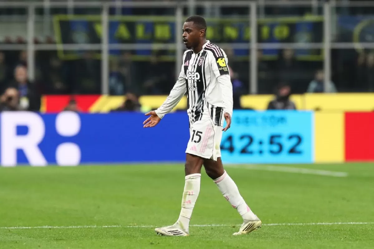 Pierre Kalulu dari Juventus bereaksi saat berjalan keluar lapangan setelah diusir oleh Wasit Federico La Penna saat Juventus vs Inter.