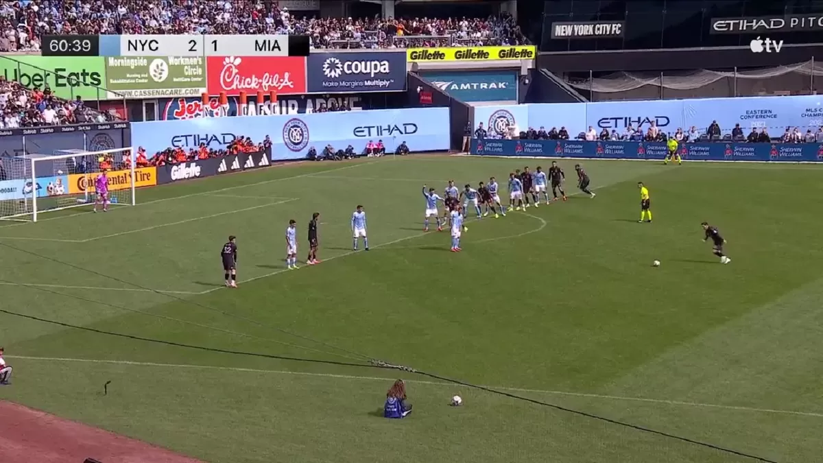 Lionel Messi melepaskan tendangan bebas dari jarak 30 meter. (x.com/InterMiamiCF)