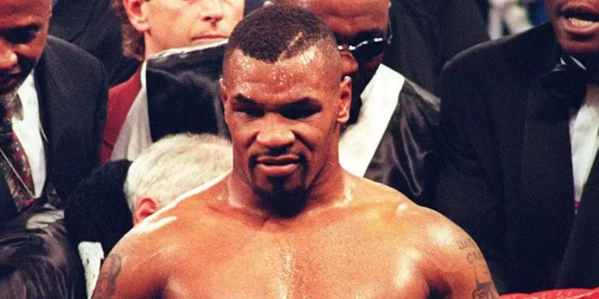 Mike Tyson petinju kelas berat paling ganas di dunia.