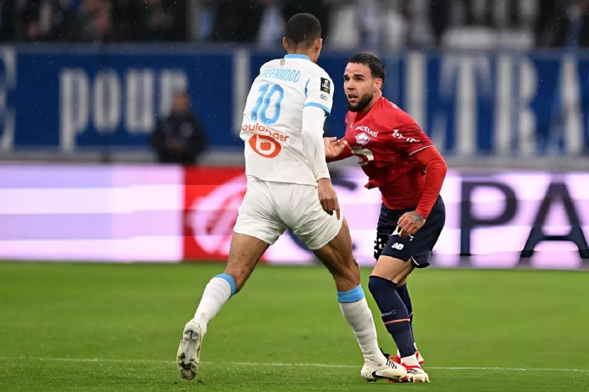 Calvin Verdonk menjatuhkan Mason Greenwood saat Lille menekuk Marseille 2-1.