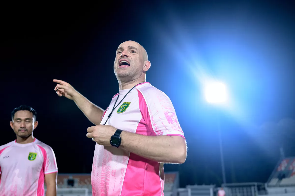 Pelatih Persebaya Bernardo Tavares siapkan timnya menangkan laga sisa Super League 2025/26. (Persebaya)