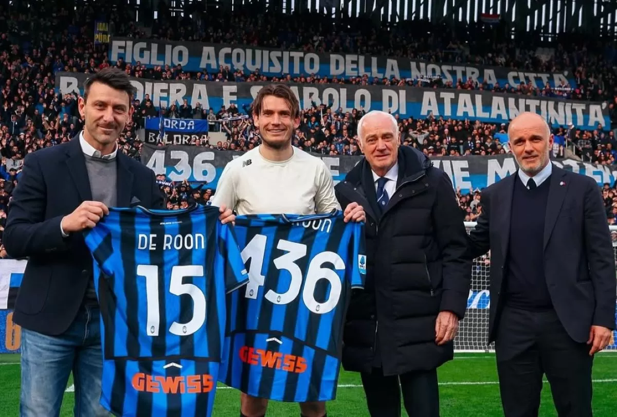 Marten de Roon dengan jersey spesial 436 penampilan bersama Atalanta. (@atalantabc)