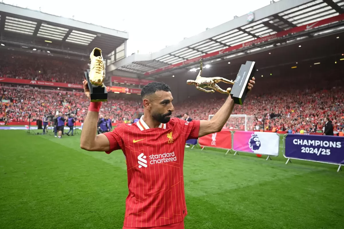 Mohamed Salah memegang rekor bersama untuk penghargaan Sepatu Emas Liga Premier terbanyak dengan Thierry Henry. 