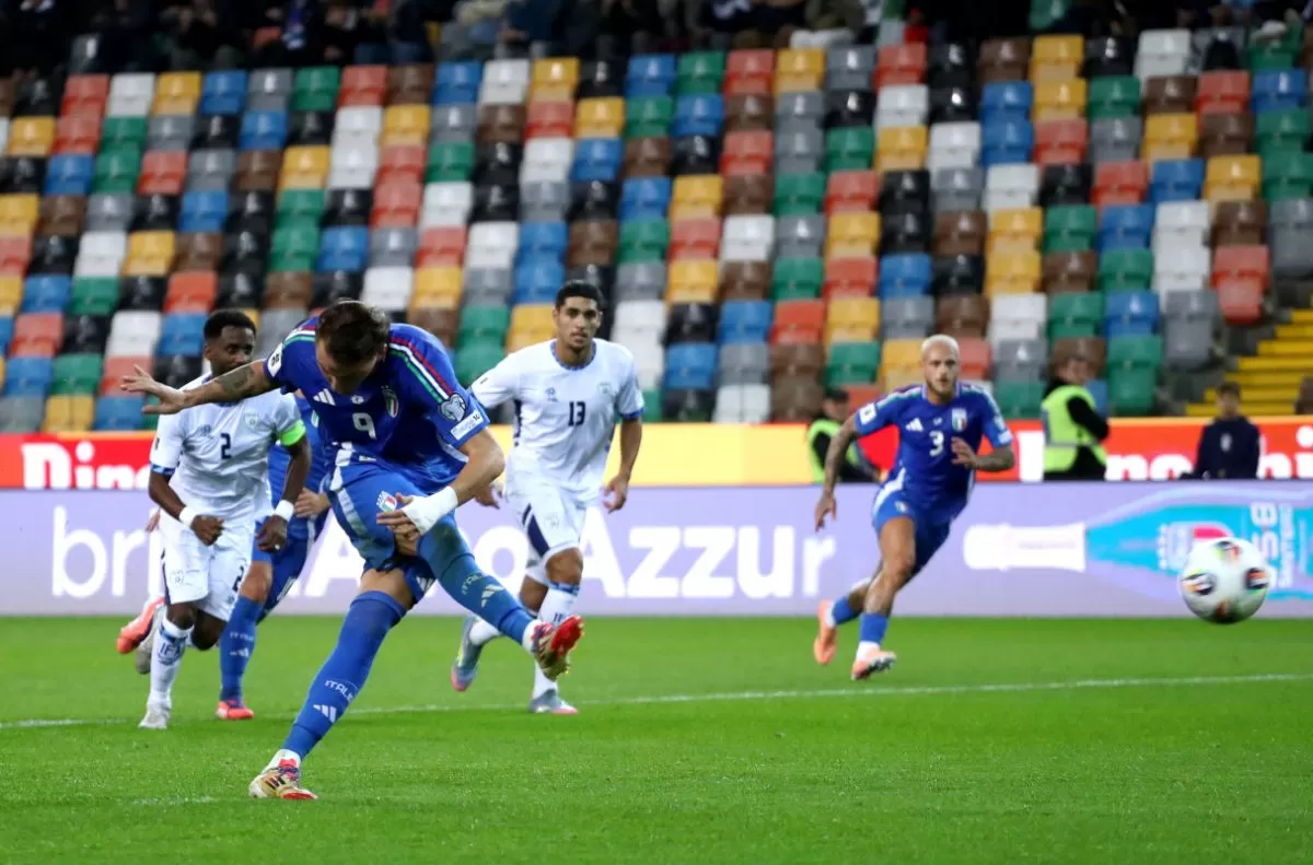 Mateo Retegui dari Italia mencetak gol pertama timnya dari titik penalti selama pertandingan kualifikasi Piala Dunia FIFA 2026 antara Italia dan Israel di Stadio Friuli pada 14 Oktober 2025.