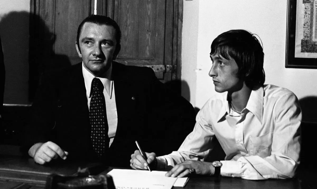 Presiden Barcelona Agusti Montal dan Johan Cruyff (kanan) saat penandatanganan kontrak, 23 Agustus 1973. (FC Barcelona)