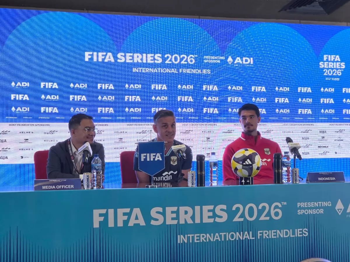 Pelatih Timnas Indonesia John Herdman dan perwakilan pemain Elkan Baggott dalam jumpa pers sebelum pertandingan FIFA Series 2026 di SUGBK, Jakarta, 26 Maret 2026. (ISTIMEWA)