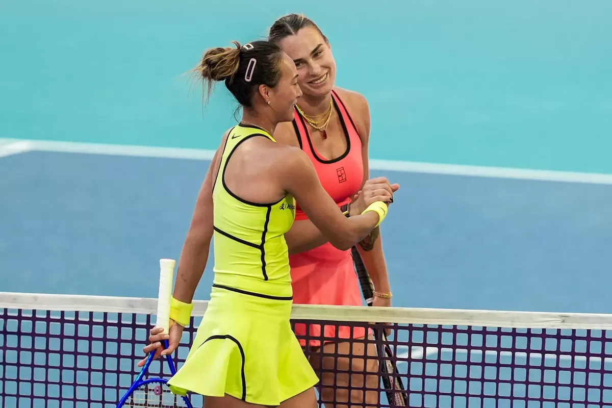 Aryna Sabalenka mengalahkan mantan finalis Australian Open, Zheng Qinwen, dengan skor 6-3 6-4 untuk mencapai delapan besar di Florida.