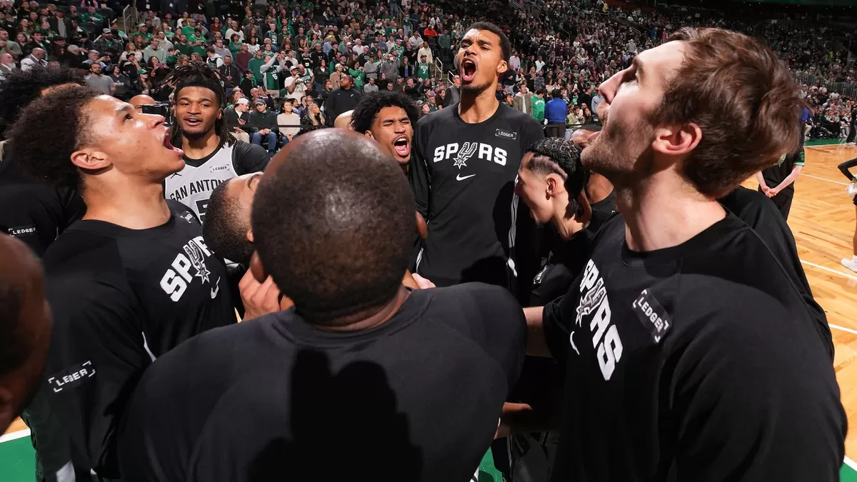 Victor Wembanyama dan Spurs mulai menunjukkan diri sebagai salah satu kandidat juara NBA musim ini. Mereka hanya terpaut tiga kemenangan dari sang juara bertahan Oklahoma City Thunder.    (NBA)
