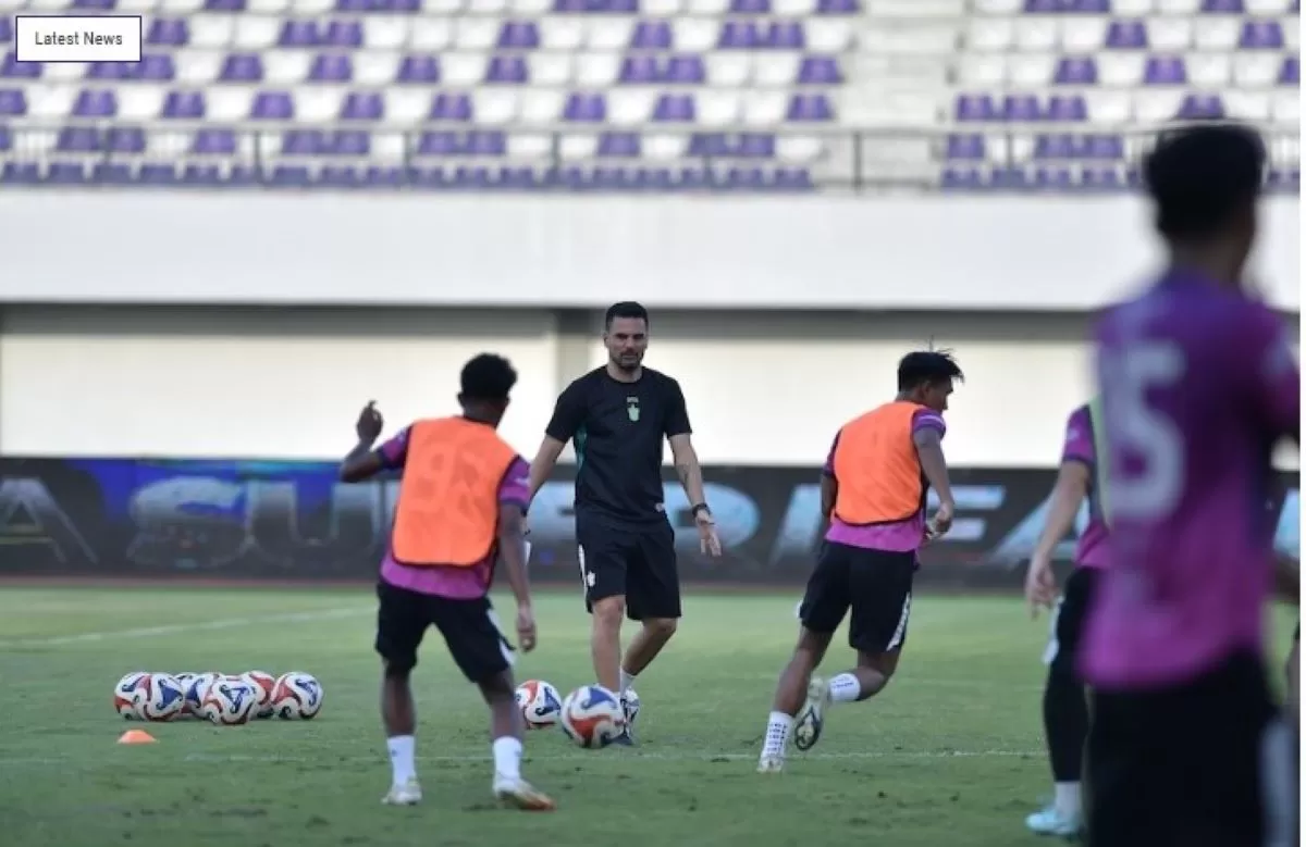 Pelatih Persita Carlos Pena pimpin latihan bersama pemainnya. (Persita)