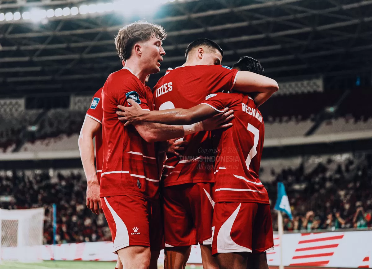 Para Pemain Timnas berpelukan usai sukses menghasilkan gol ke gawang Tim Saint Kitts and Nevis di laga pertama FIFA Series 2026 di SUGBK, Jakarta, 27 Maret 2026.  (PSSI)