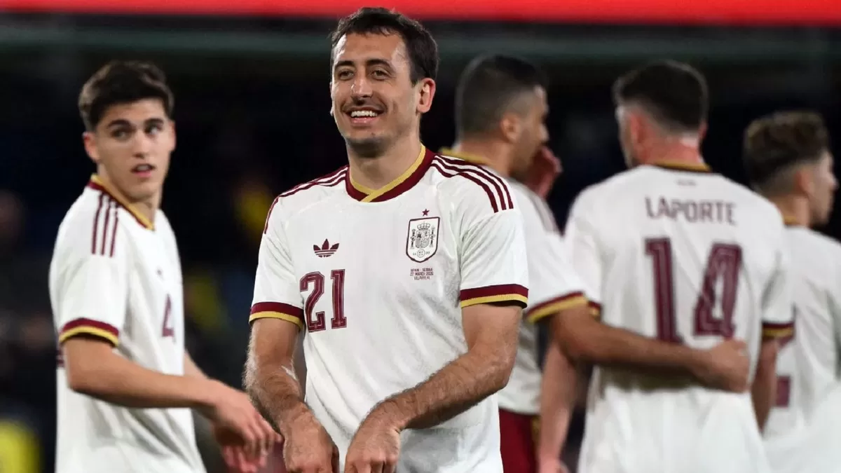 Mikel Oyarzabal merayakan gol keduanya dalam kemenangan Spanyol atas Serbia.