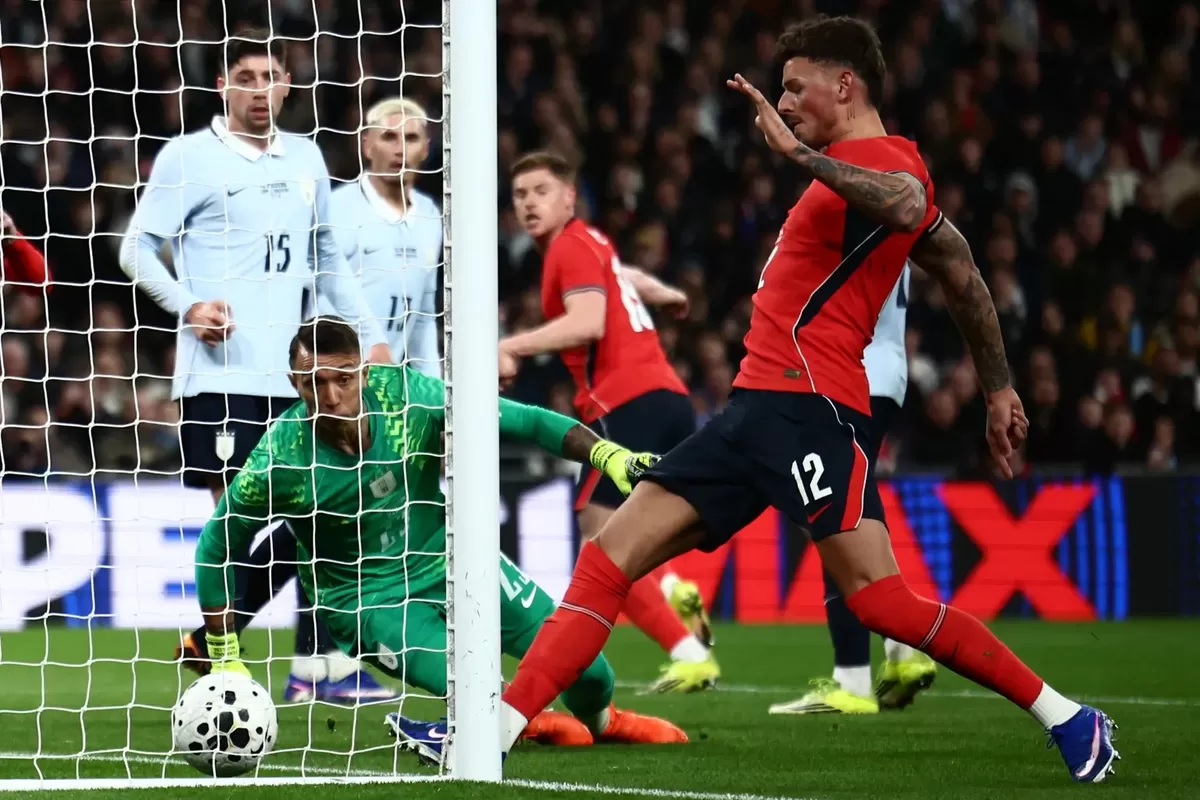 Ben White dicemooh oleh penonton yang memadati Wembley, Sabtu 28 Maret 2026 dini hari WIB.