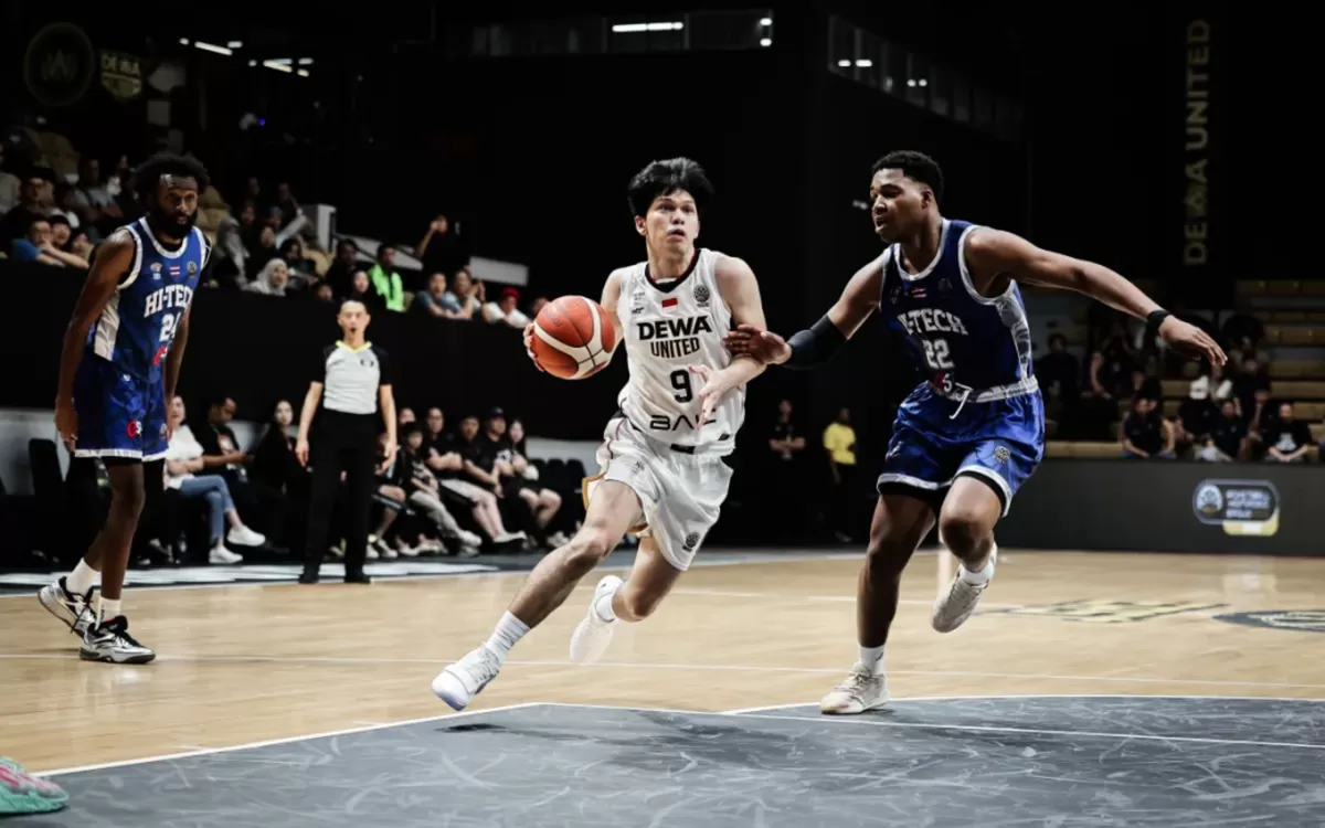 Pemain Dewa United Rio Disi saat mencoba melewati pemain Hi Tech di laga pertama BCL Asia-East 2026, di Dewa United Arena akhir pekan lalu. (IBL Indonesia)