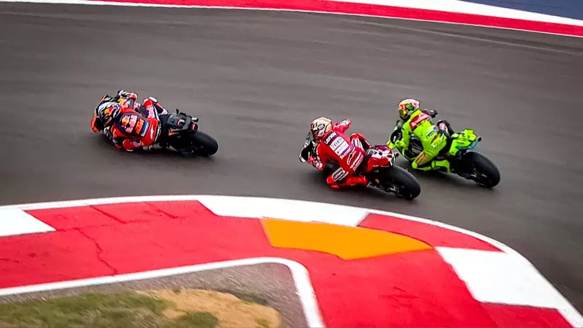 Marc Marquez (tengah) alami insiden terjatuh yang melibatkan Fabio Di Giannantonio. (MotoGP)