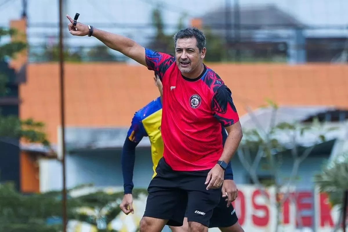Marcos Santos pelatih Arema FC siapkan taktik jitu redam lawan. (Arema FC)
