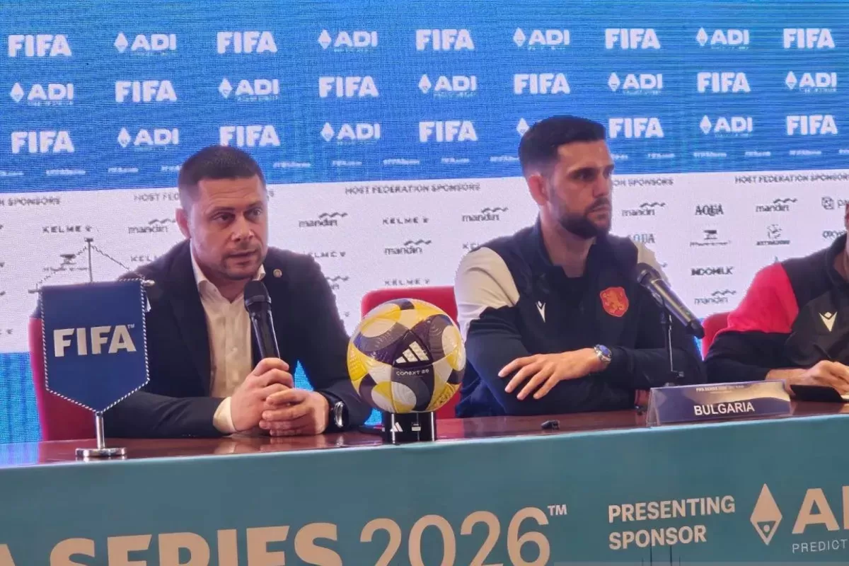 Pelatih timnas Bulgaria Aleksandar Dimitrov (kiri) menjawab pertanyaan pewarta pada jumpa pers menjelang pertandingan pertama FIFA Series 2026 di SUGBK.  (RAUF ADIPATI)