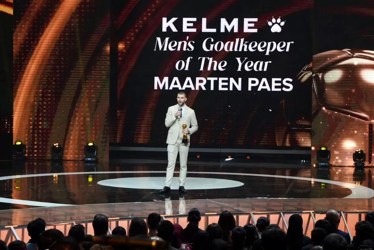Penjaga gawang Timnas Indonesia, Maarten Paes saat menerima penghargaan Men's GoalKeeper of The Year di acara PSSI Award 2026, 28 Maret malam. (PSSI)