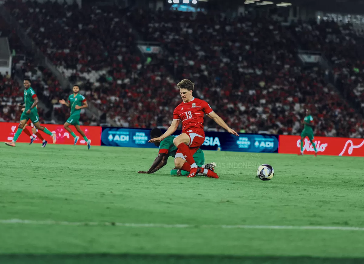 Mauro Zijlstra (Merah) saat beradu dengan pemain Saint Kitts and Nevis, pada laga pertama FIFA Series 2026 di SUGBK, Jakarta, 27 Maret 2026. Mauro harus menepi setelah cedera hamstring.  (PSSI)