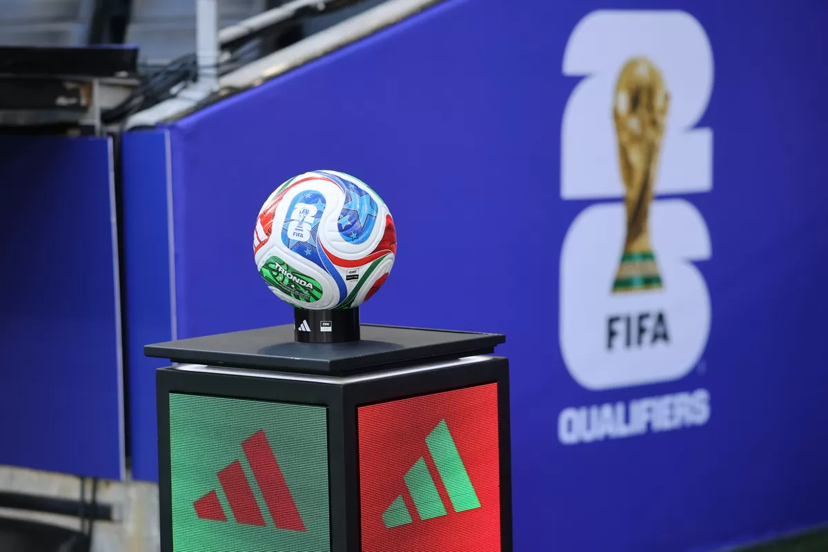 Bola adidas yang digunakan dalam babak kualifikasi Piala Dunia FIFA 2026. Dua laga penyisihan terakhir akan melengkapi daftar 48 tim yang akan tampil mulai 11 Juni mendatang. (FIFA)