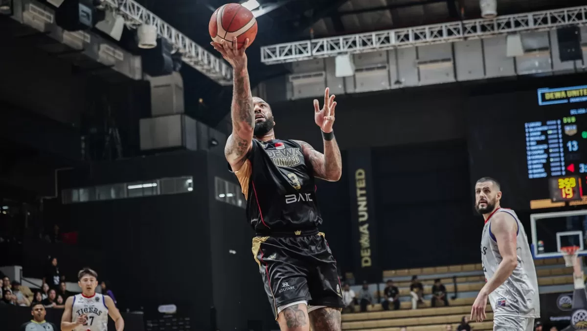 Troy Gillenwater saat melakukan lay up di gim kedua window pertama BCL Asia-East 2026 di Dewa United Arena, Minggu, 29 Maret 2026. Troy membawa tim membalikkan keadaan di kuarter ketiga.   (FIBA)