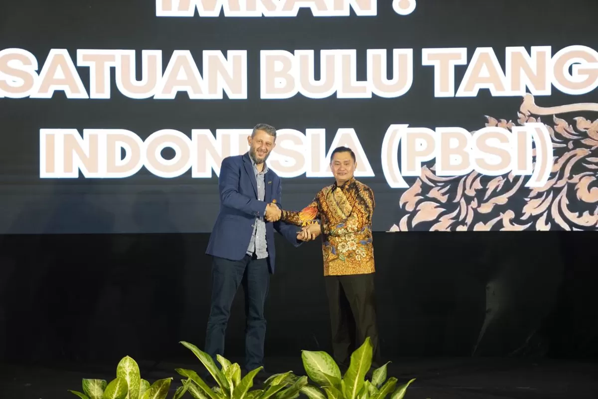 Ketua Umum PBSI, Fadil Imran menerima penghargaan dari Badminton Asia Confederation (BAC) Awards 2026 yang berlangsung di Bali, 27-28 Maret. (PBSI)