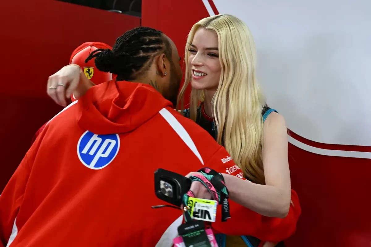 Lewis Hamilton berpelukan dengan temannya Anya Taylor-Joy sebelum turun ke lintasan.