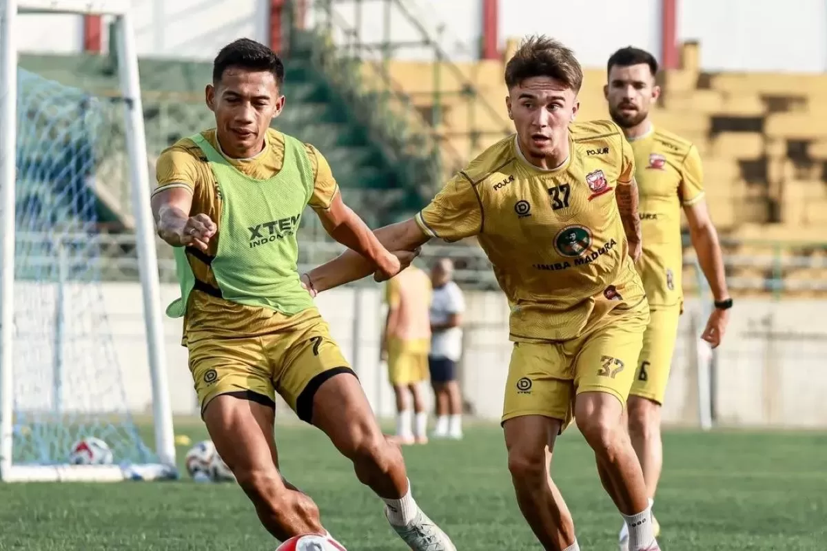 Skuat Madura United FC kerja keras untuk lolos dari zona degradasi. (@maduraunited.fc)